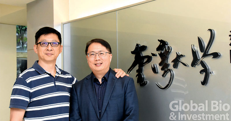 圖說: 臺大PMBM學程李心予主任(左)與畢業生候選陳宏申博士(右)。