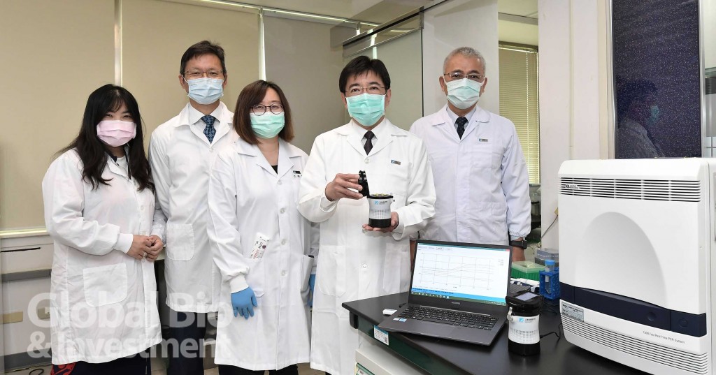 工研院研發的疫開罐, 為國人守護防疫線。左起工研院行銷傳播處處長林佳蓉、工研院生醫所所長林啟萬、工研院生醫所副組長江佩馨、工研院院長劉文雄、工研院副院長張培仁。