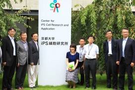 交通大學前校長張懋中,於去年12月率領陽明交大團隊參訪京都大學及CiRA。左起:京都大學鄭蕙芬助理教授、台北榮民總醫院眼科部及教學研究部主治醫師邱士華教授、交大智醫中心林奇宏教授、張懋中前校長、CiRA高須直子副所長、塚原正義博士、出口収平博士、陽明大學榮陽基因體研究中心董建億博士、京都大學陳玠甫客座教授、交大校友會代表施宣麟先生。(本圖由陽明大學轉發提供)