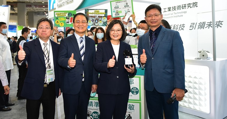 工研院生醫與醫材研究所所長林啟萬(右二),向總統蔡英文展示「iPMx分子快速檢驗系統」特色。(圖/工研院提供)