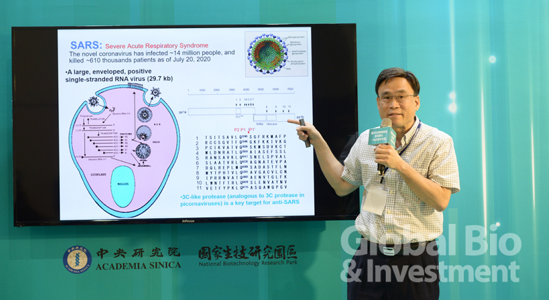 中研院生物化學研究所研究員梁博煌指出,中研院團隊篩選出新冠病毒主要蛋白酶(3C-like protease)抑制劑。(攝影/林嘉慶)