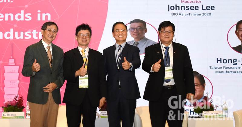 (左起:台灣研發型生技新藥發展協會(TRPMA)理事長張鴻、科技部政務次長謝達斌、生物產業協會理事長李鍾熙、中央研究院洪明奇院士。攝影/吳培安)