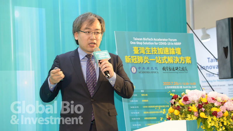 財團法人生物技術開發中心副所長莊士賢指出,生技中心合成的Favilavir已經與國內cGMP等級原料藥廠與製劑廠進行授權。(攝影/林嘉慶)
