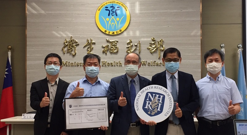 合照(左起):國衛院感疫所生物製劑廠劉士任執行長、安特羅生技李政道處長、國衛院梁賡義院長、感疫所廖經倫所長、陳信偉副所長