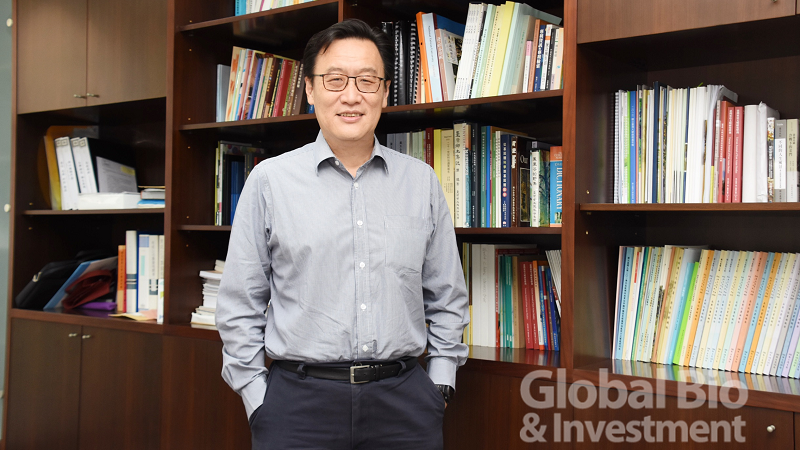 臺大研發處研發長李百祺,在推動臺大產學合作上不遺餘力。(攝影:李林璦)