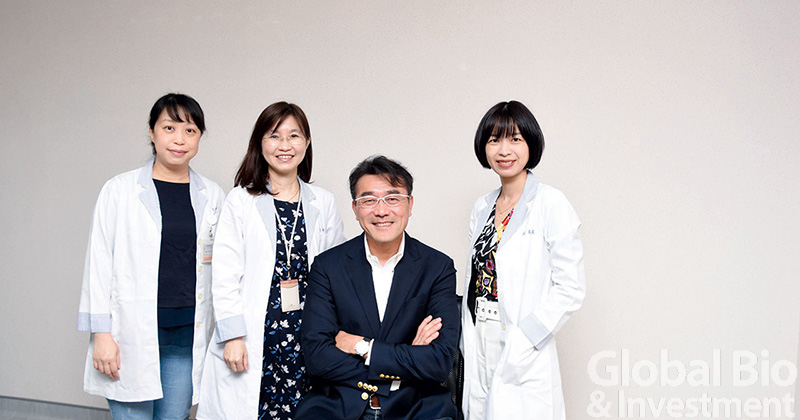 長庚運動藥師團隊長期以來照護國內優秀運動員,也透過運動禁藥APP教導運動員查詢運動禁藥資訊,讓選手懂得保護自己。(左二為林口長庚藥劑科主任陳琦華,左三為長庚運動醫學團隊副主席林瀛洲。)