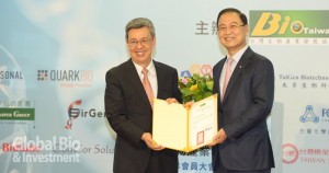 李鍾熙親自頒發首席顧問聘書給予陳建仁。(攝影/林嘉慶)