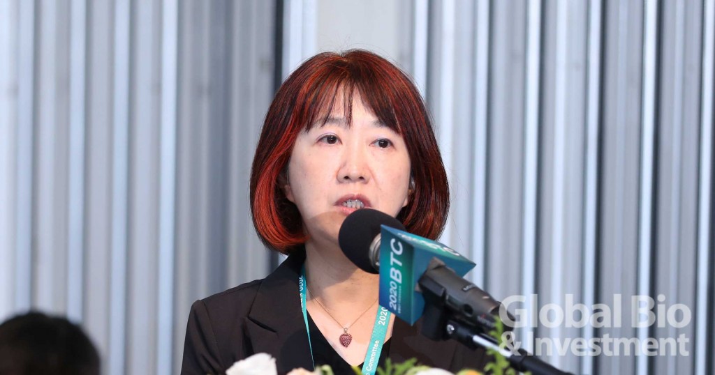 行政院科技會報辦公室生衛醫農組主任劉祖惠,她以「驚艷、底蘊、共創、新局」來闡述「後疫情時代催生臺灣精準健康產業新格局」。(圖片/本刊資料中心)