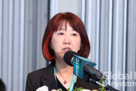 行政院科技會報辦公室生衛醫農組主任劉祖惠,她以「驚艷、底蘊、共創、新局」來闡述「後疫情時代催生臺灣精準健康產業新格局」。(圖片/本刊資料中心)