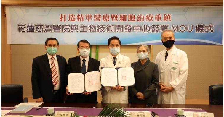 生技中心攜手花蓮慈濟開發iPS細胞 簽精準醫療、再生醫療MOU。左起生技中心涂醒哲董事長、吳忠勳執行長、花蓮慈濟醫院林欣榮院長、慈濟基金會林碧玉副總、慈濟醫療法人林俊龍執行長。(圖/生技中心提供)