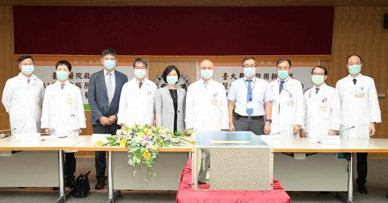 今(22)臺大醫院宣布啟用新一代AI超級電腦系統DGX A100,深耕智慧醫療。(圖/臺大醫院提供)