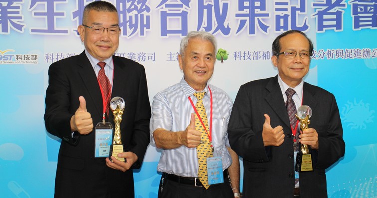 「蕈狀芽孢桿菌」是由國立中興大學植物病理學系終身特聘教授兼副校長黃振文團隊研發,並技轉予興農公司。(攝影/劉端雅)