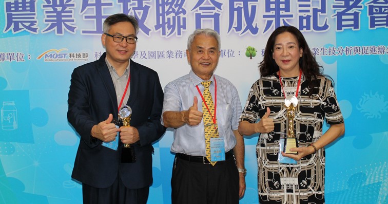 「咸豐草組合藥物作為抗糖尿病保健食品與植物藥」則由中央研究院農業生物科技研究中心研究員兼草藥科技研究專題中心執行長楊文欽團隊研發,並技轉予臺萃生技。(攝影/劉端雅)