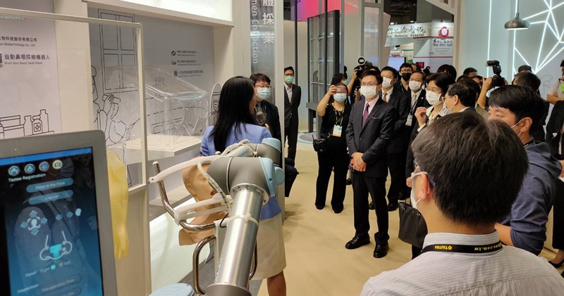 鈦隼公司展示精準鼻咽採檢手臂,加速醫護人員篩檢效率,同時降低防護物資的耗損。(圖/本刊資料中心)