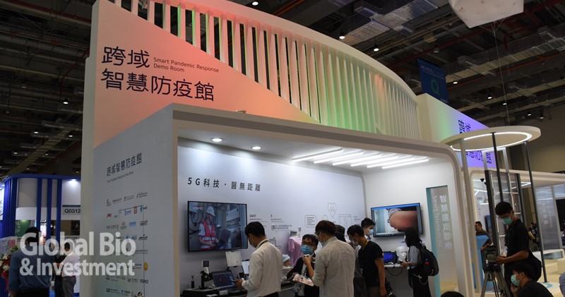 「跨域智慧防疫館」本次展出囊括39項防疫創新科技產品、30家臺灣廠商成果。(攝影/吳培安)