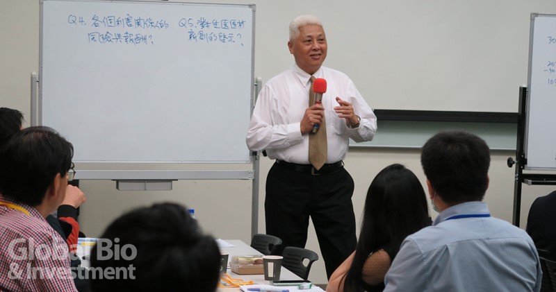 陽明交通大學管理科學系朱博湧榮譽教授,帶領學員針對美國哈佛商學院課堂中最為經典的商業模式教案。(攝影/吳培安)