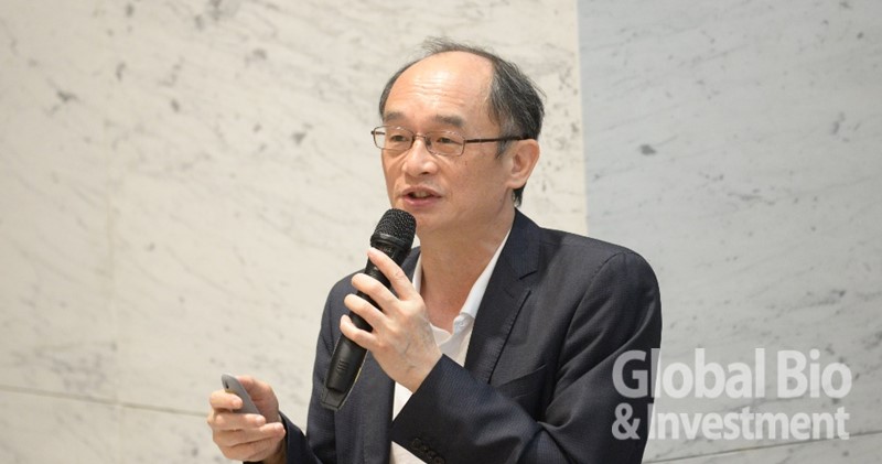 雲想科技執行總監暨聯安醫院院長吳右任介紹旗下結合電子簽名及自拍影像紀錄的影像電子簽章SelfieSign。(攝影/林嘉慶)
