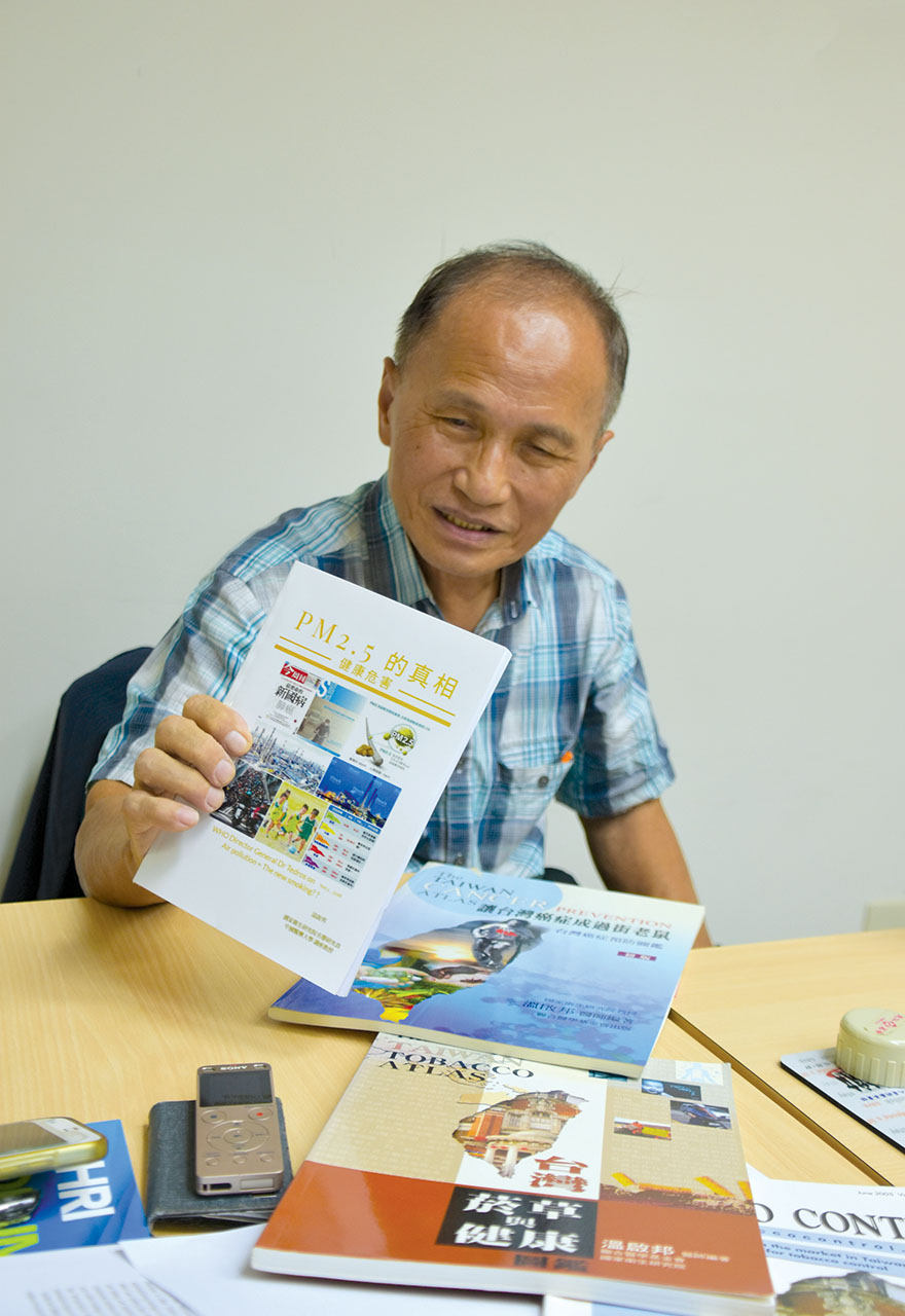 温啟邦教授指出,現代化的石化廠,員工暴露在石化汙染物中的健康風險遠低於吸菸。